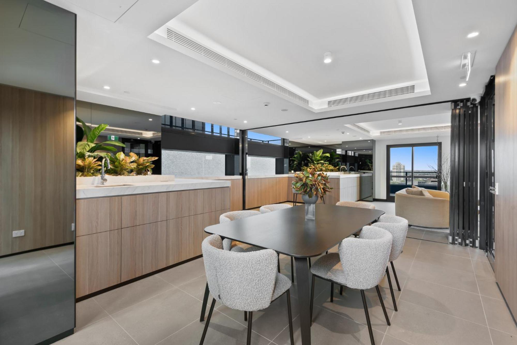 Sophisticated 2-bed With Bay Views & Amenities *