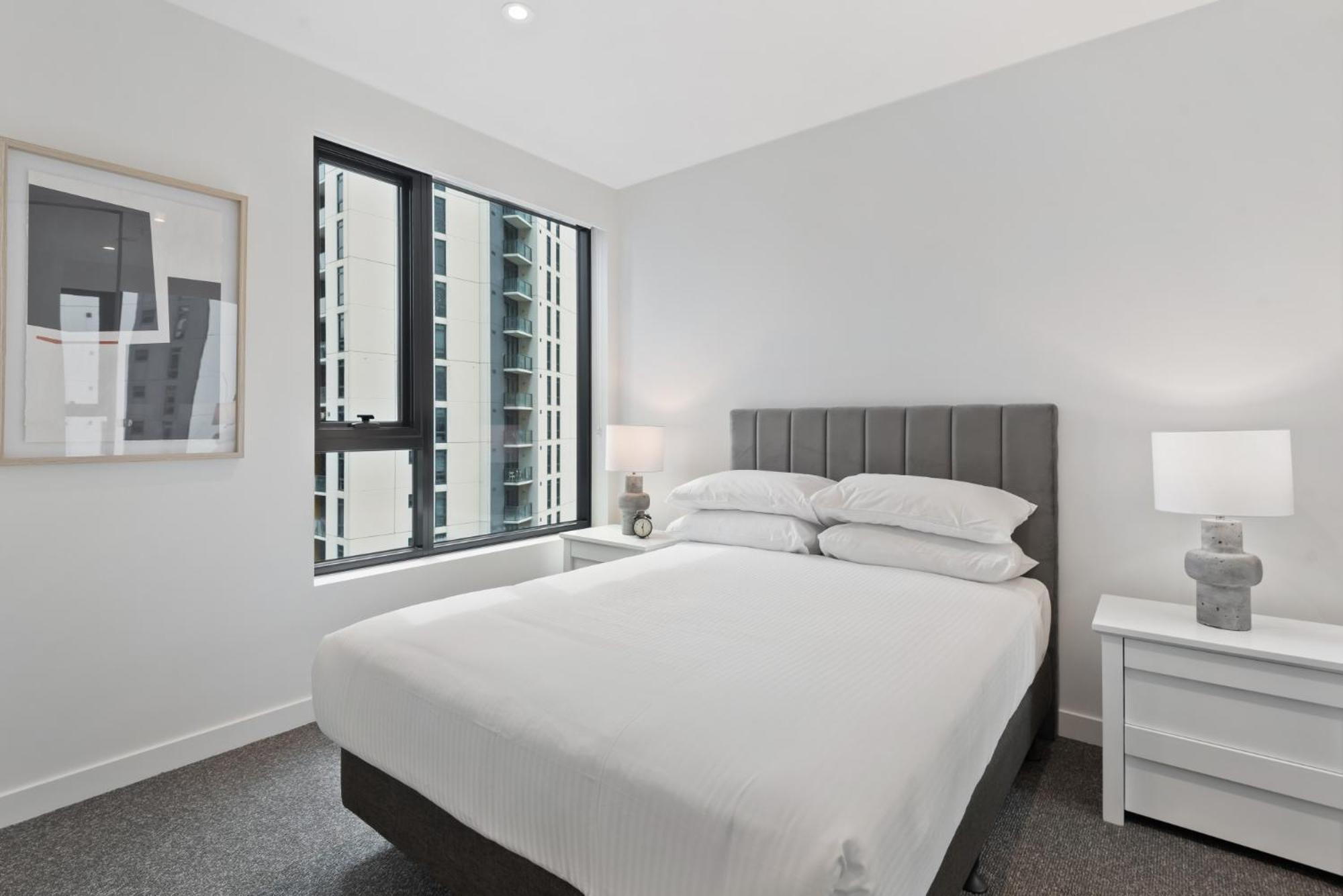 Sophisticated 2-bed With Bay Views & Amenities
