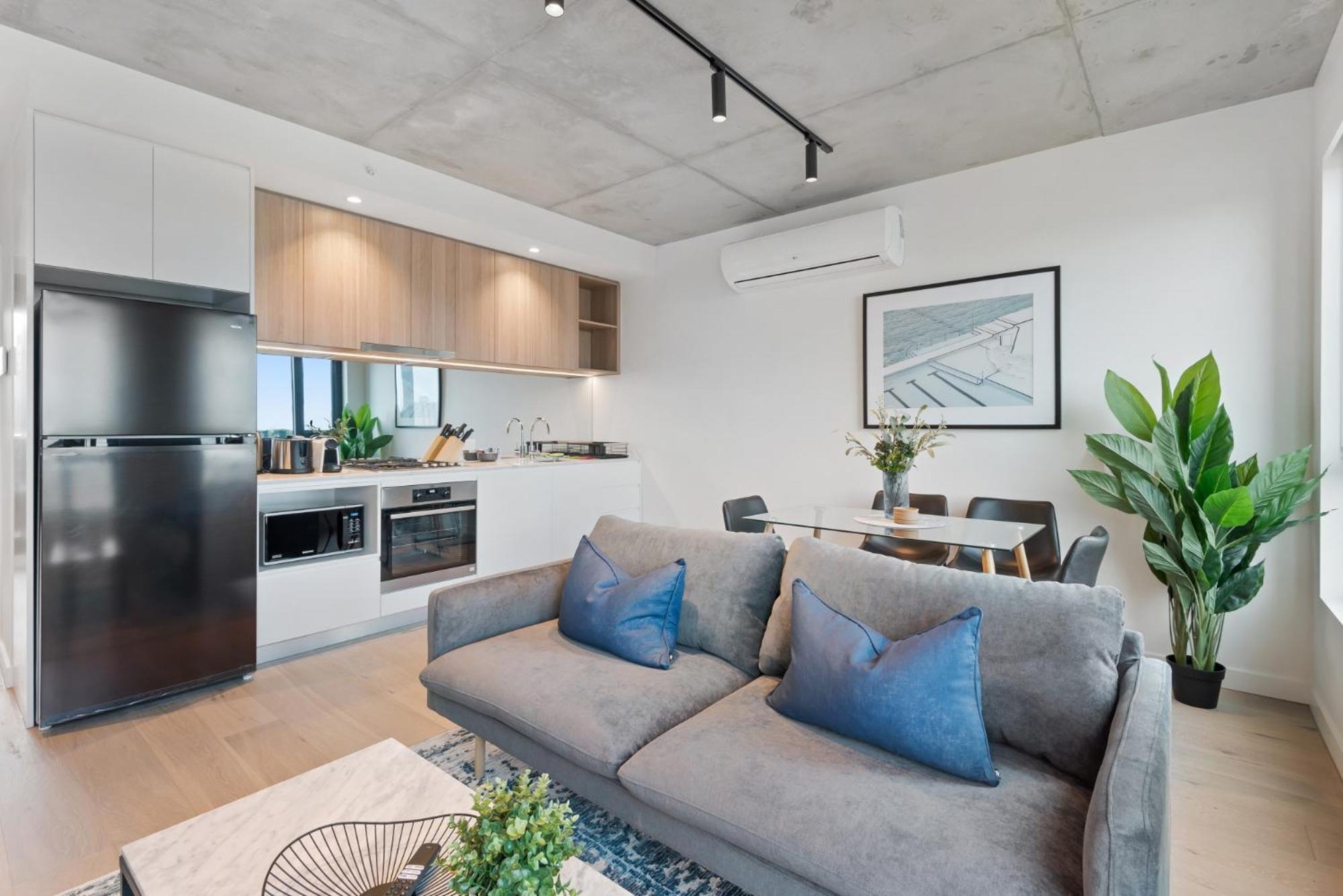 Sophisticated 2-bed With Bay Views & Amenities * Melbourne