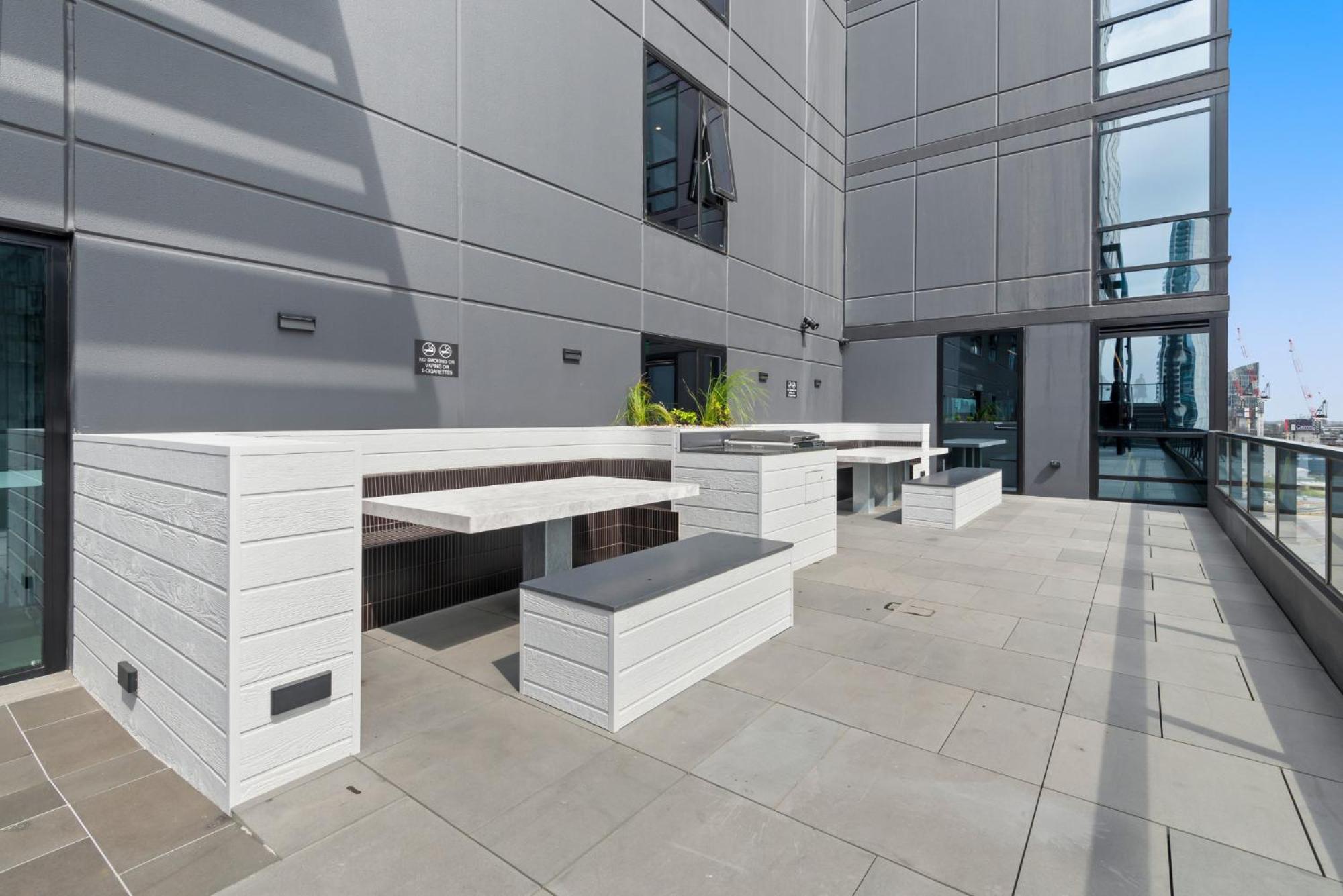 Sophisticated 2-bed With Bay Views & Amenities Melbourne