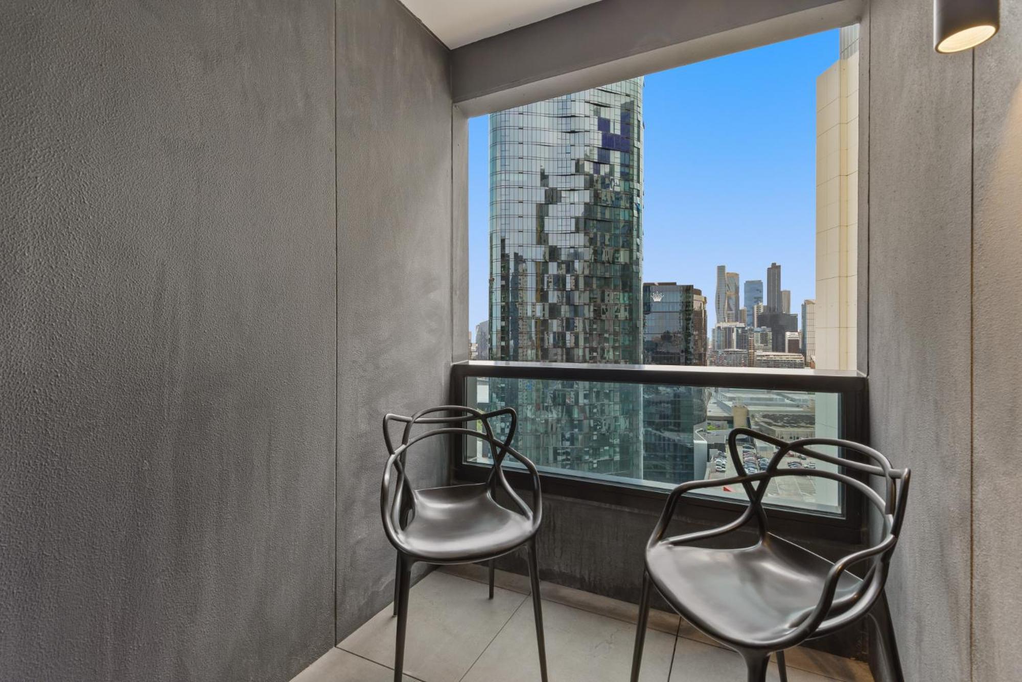 Sophisticated 2-bed With Bay Views & Amenities Apartment *