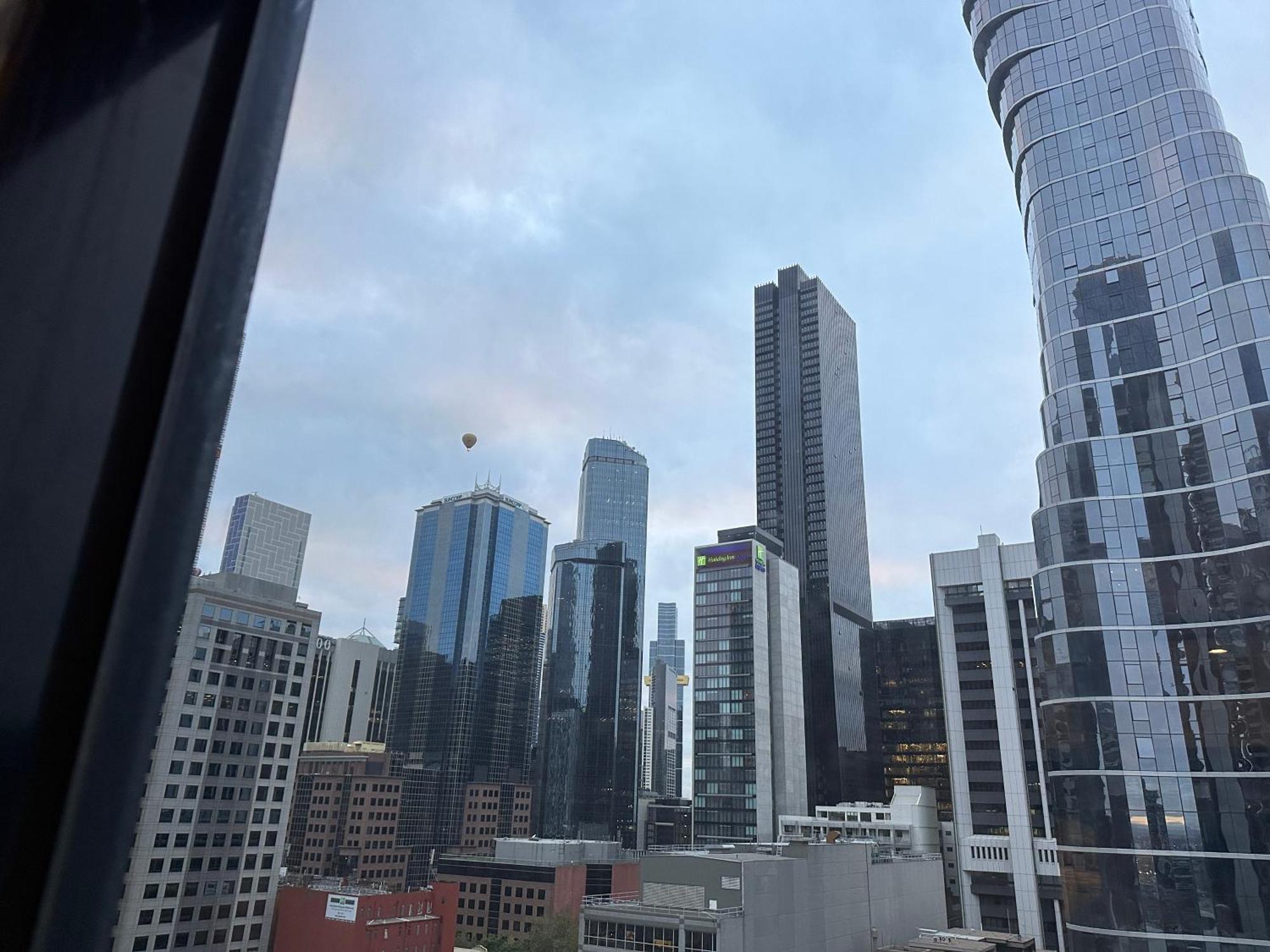 Apartment With Great Skyline Views, 1 Bed 1 Sofa-bed, 1 Bath *