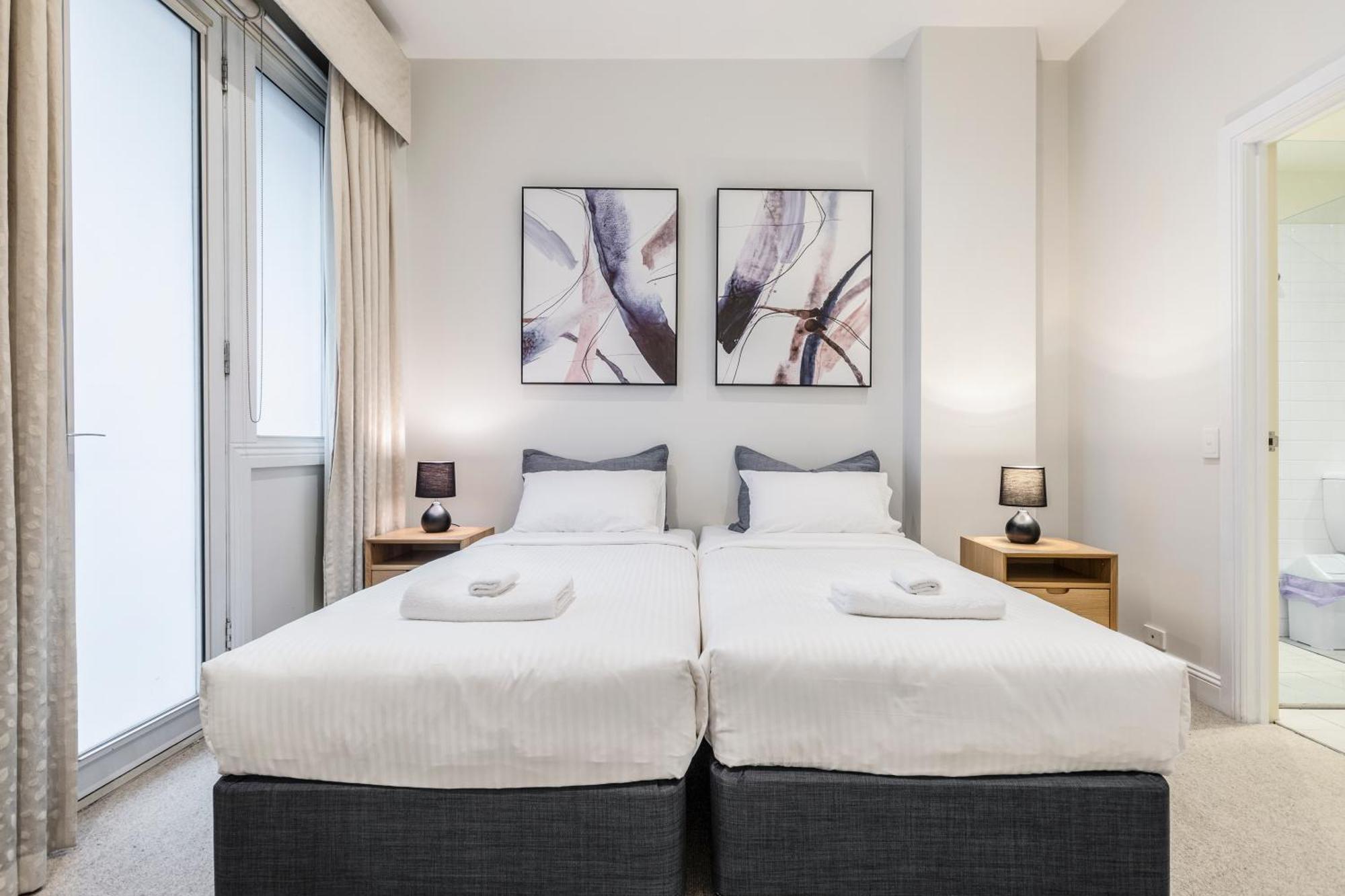 Fabulous Collins Street Luxury 2 Bedroom Apartment