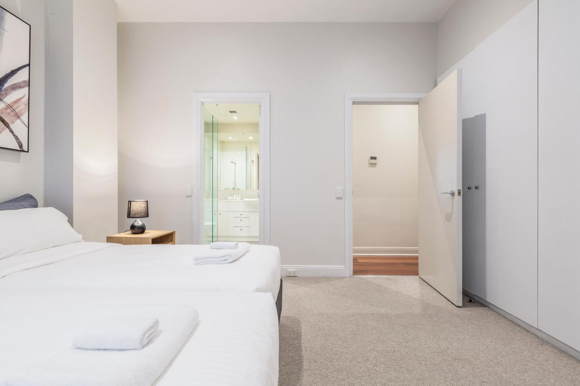 Fabulous Collins Street Luxury 2 Bedroom