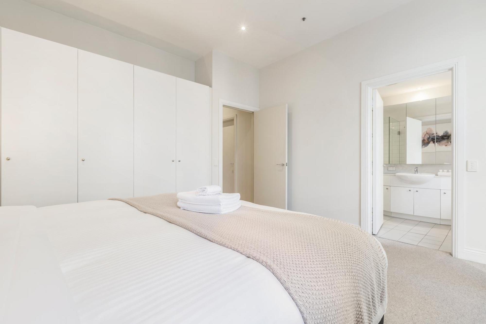 Fabulous Collins Street Luxury 2 Bedroom Apartment *