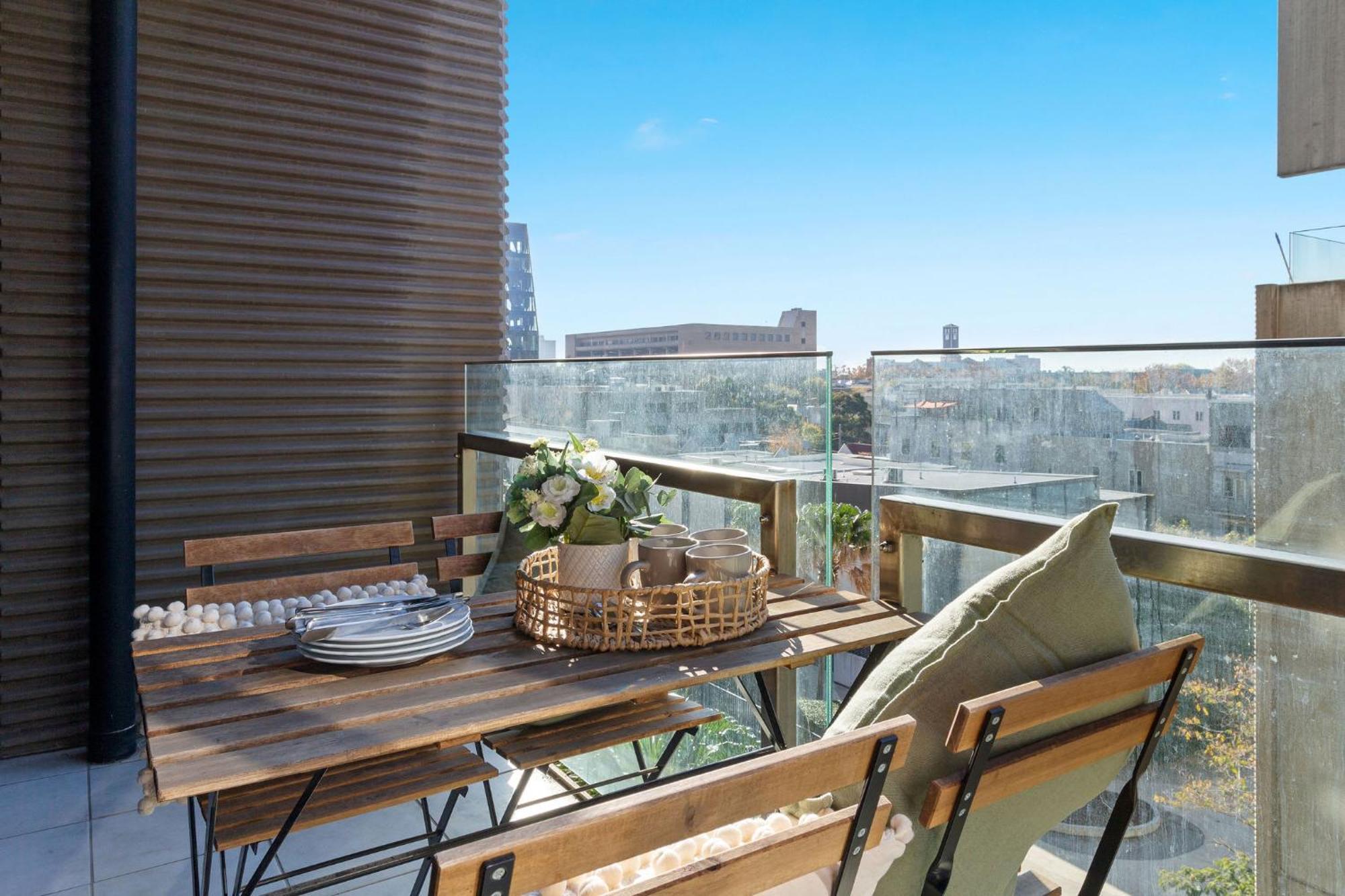 A Chic 2br Near Uni Free Parking Melbourne