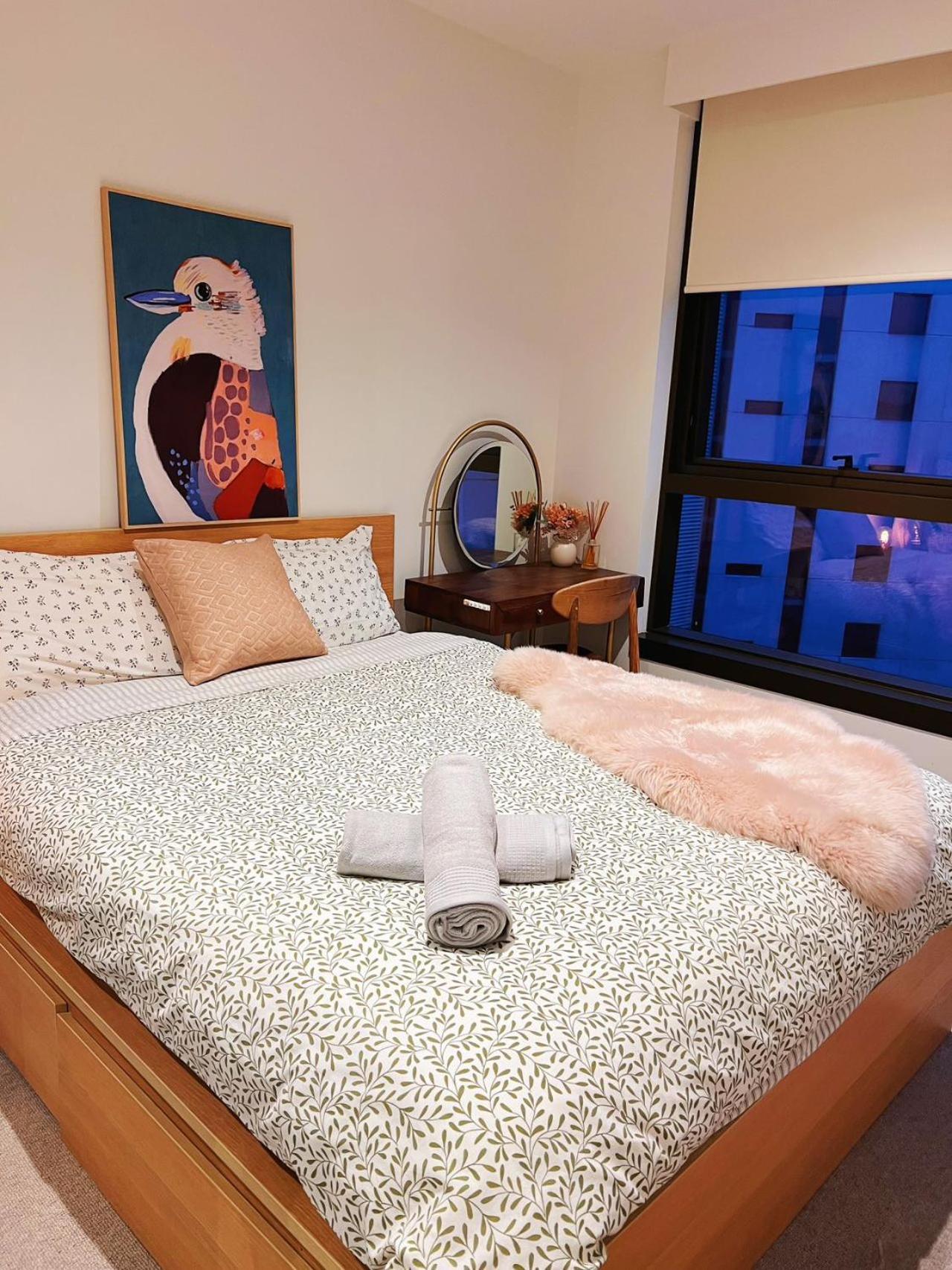 Luxury Docklands Loft 2b1b River View & Free Parking Apartment *