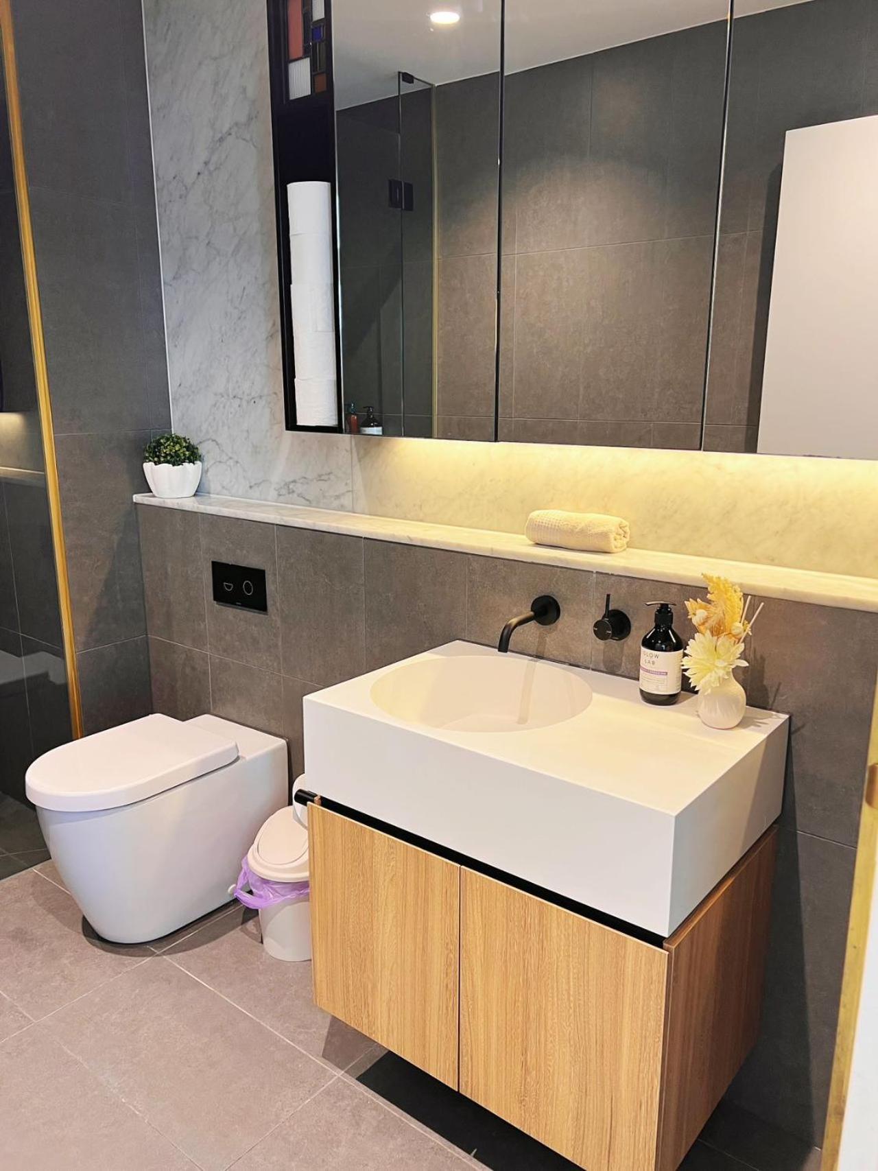 Luxury Docklands Loft 2b1b River View & Free Parking Melbourne