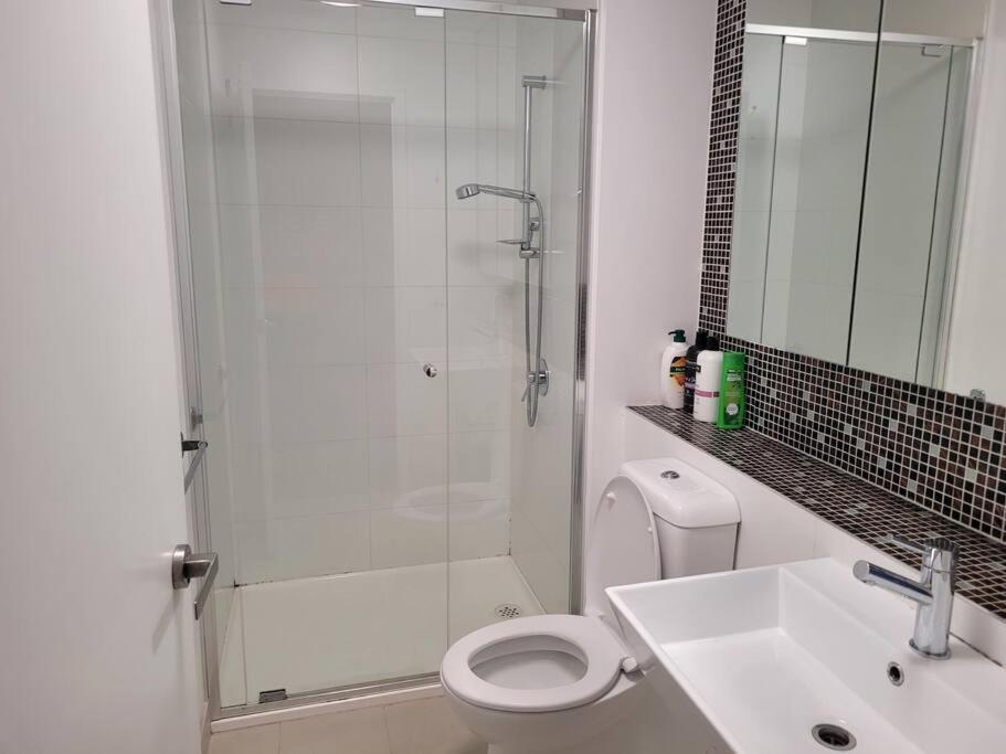 L22 1 Min To Southencross, Freetram, Pool, Sauna, Gym Apartment *