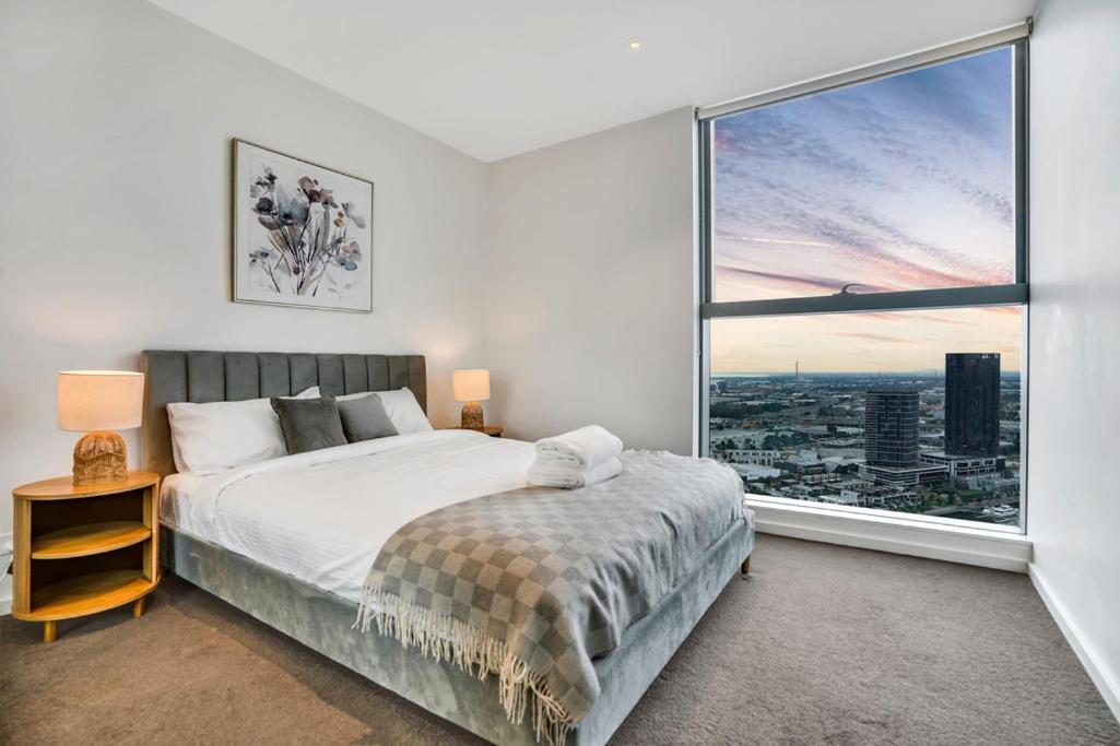 Sub-penthouse Stunning With Water Frontage 3b2b1c Apartment Melbourne
