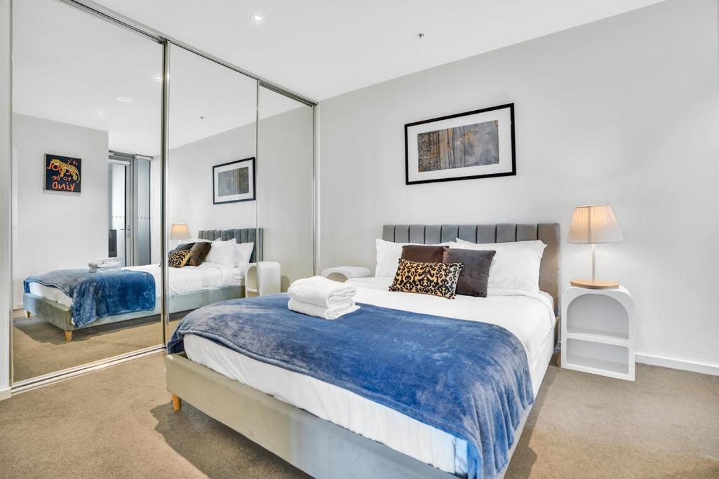 Apartment Sub-penthouse Stunning With Water Frontage 3b2b1c Melbourne
