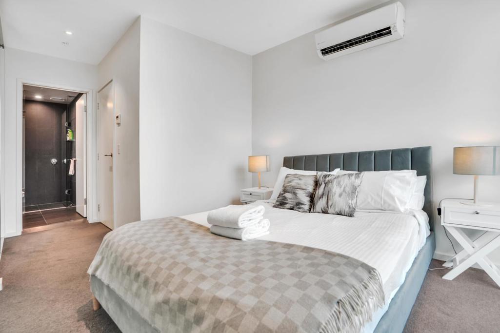 Sub-penthouse Stunning With Water Frontage 3b2b1c *