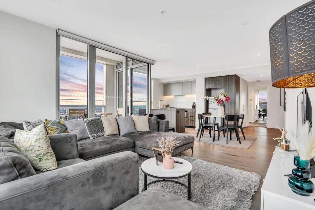 Apartment Sub-penthouse Stunning With Water Frontage 3b2b1c *