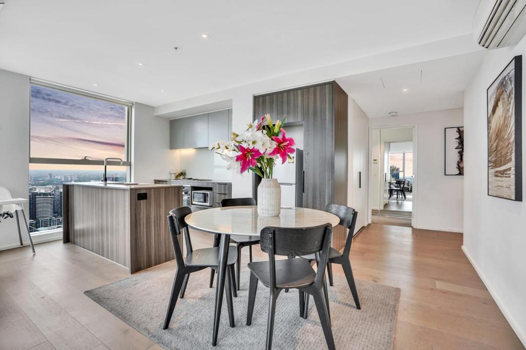 Sub-penthouse Stunning With Water Frontage 3b2b1c Melbourne