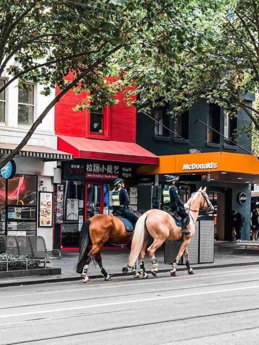 D122 Lovely London Melbourne