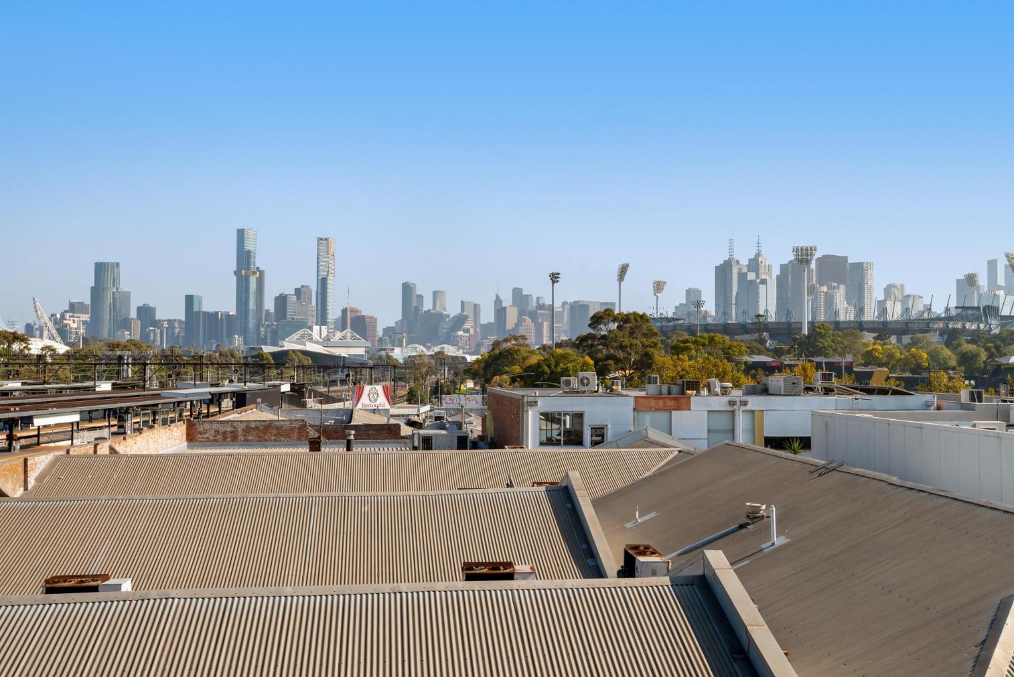 Modern 1-bed Skyline Views & Close To Shops Apartment *