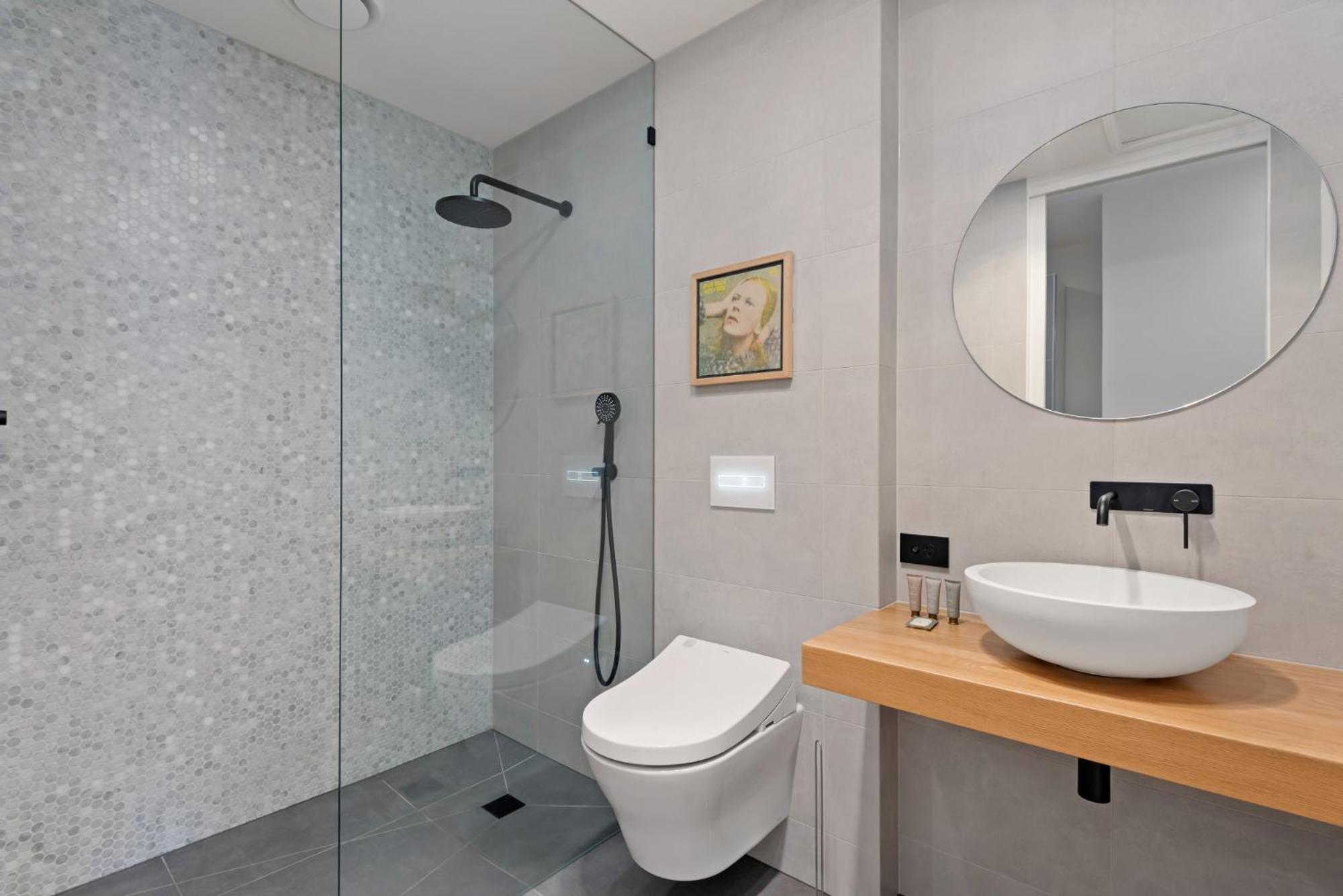 Apartment Modern 1-bed Skyline Views & Close To Shops *