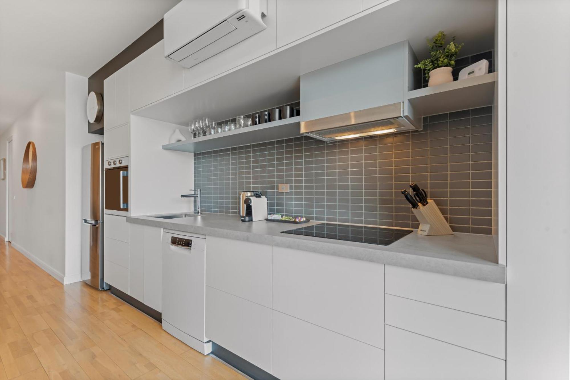 Modern 1-bed Skyline Views & Close To Shops Apartment Melbourne