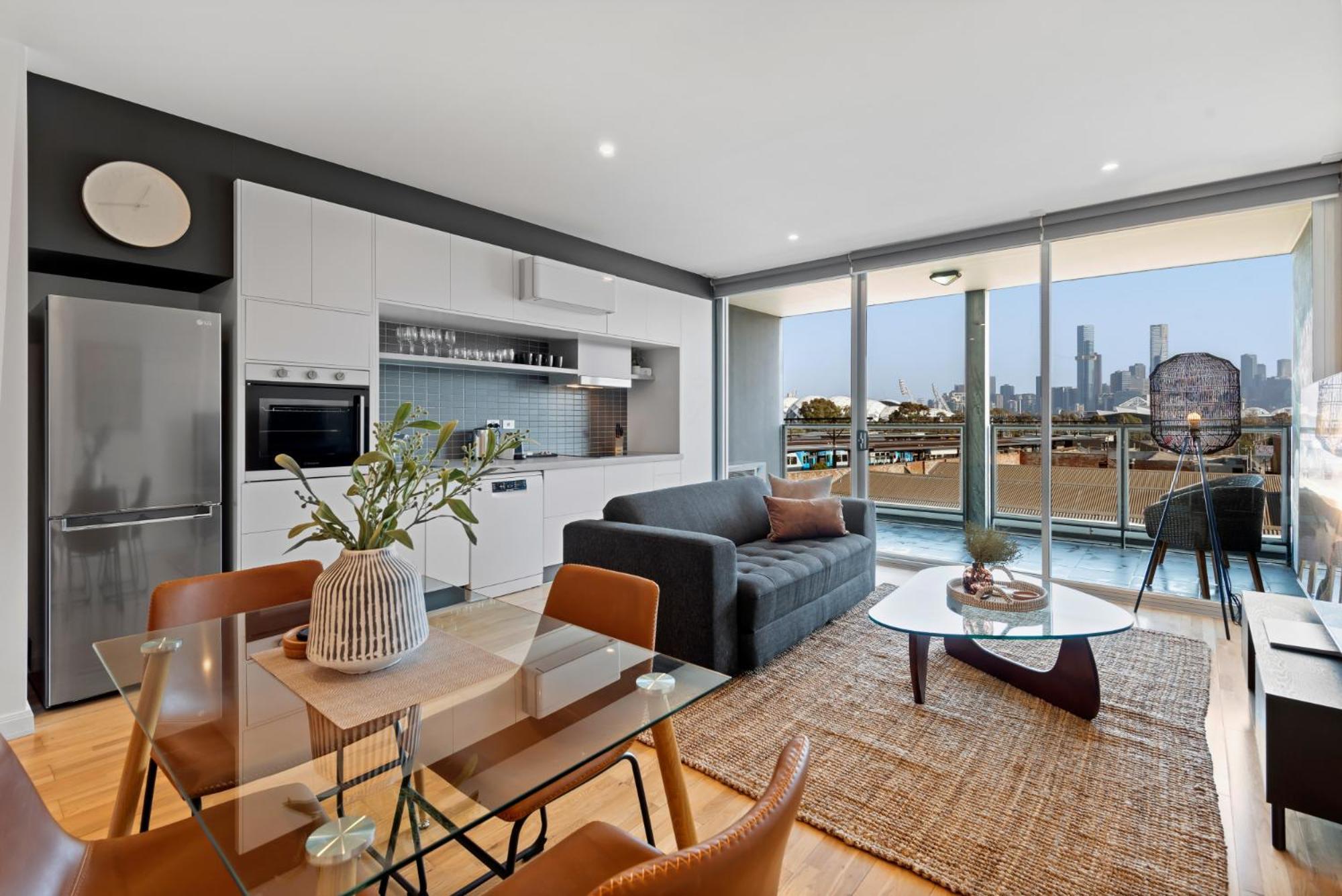 Modern 1-bed Skyline Views & Close To Shops *