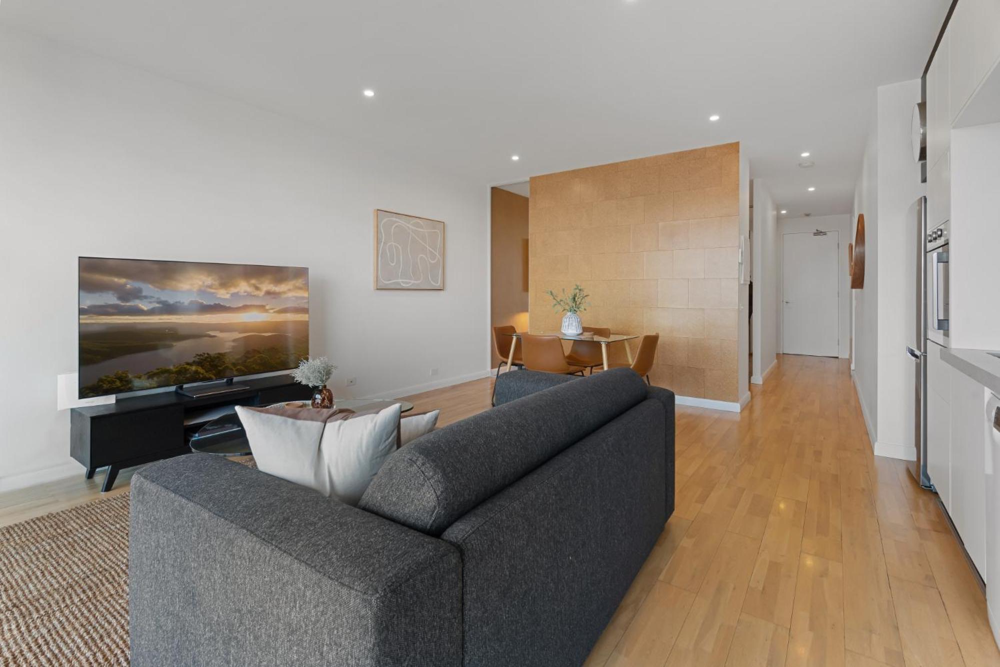 Modern 1-bed Skyline Views & Close To Shops Melbourne
