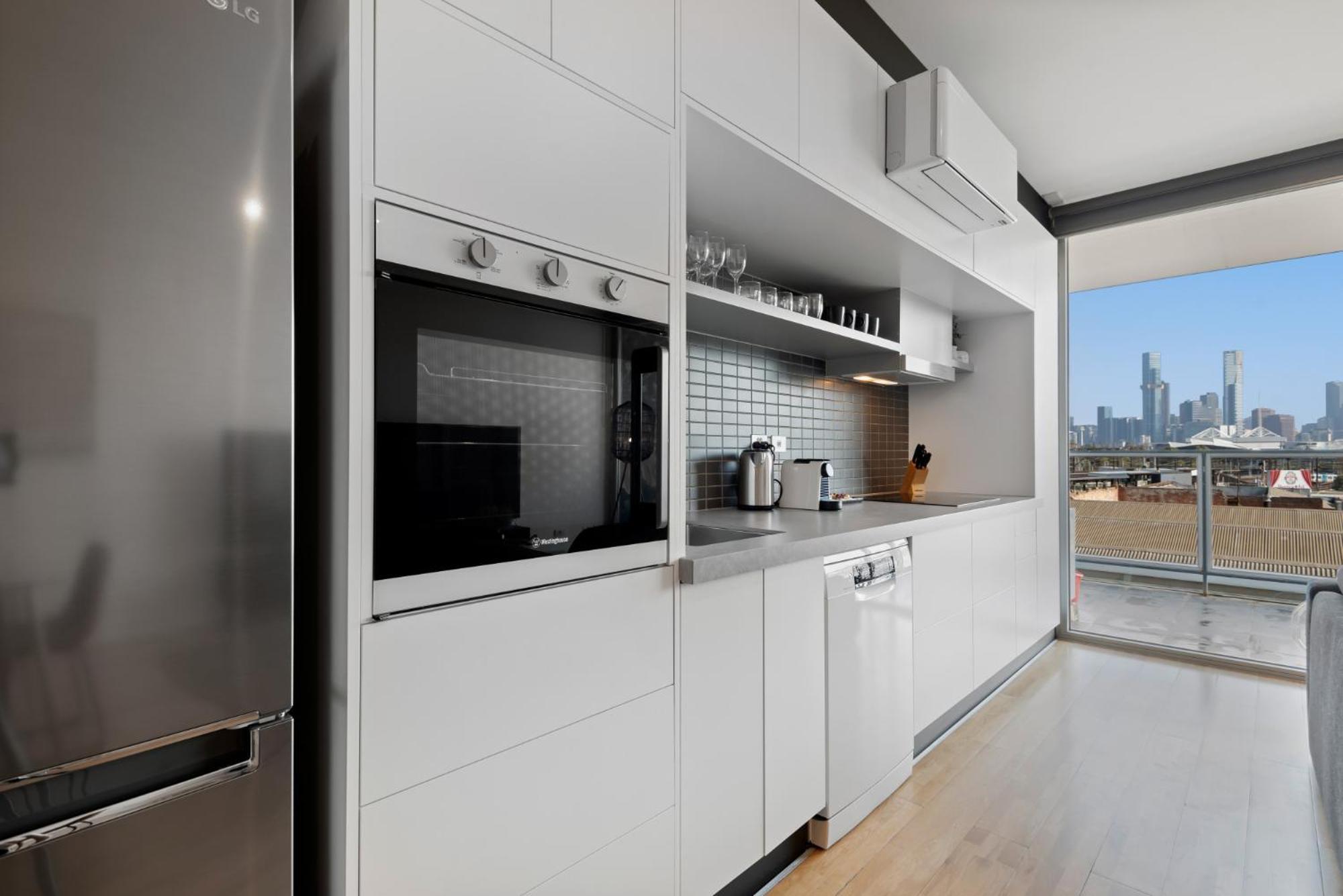 Modern 1-bed Skyline Views & Close To Shops Apartment