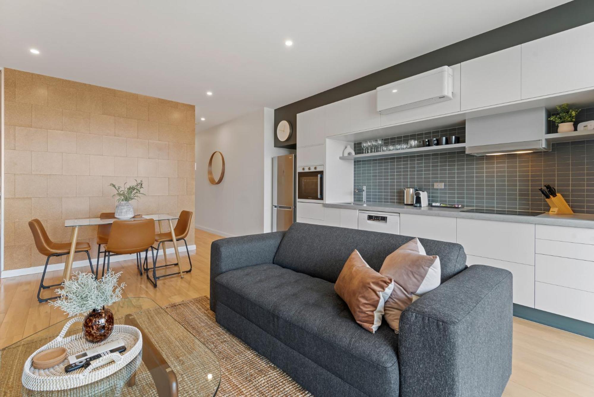 Modern 1-bed Skyline Views & Close To Shops Apartment *