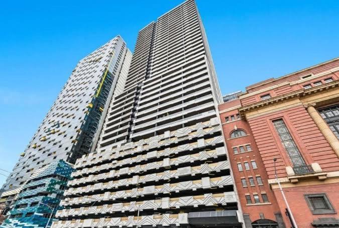 With Great Skyline Views, 1 Bed 1 Sofa-bed, 1 Bath * Melbourne