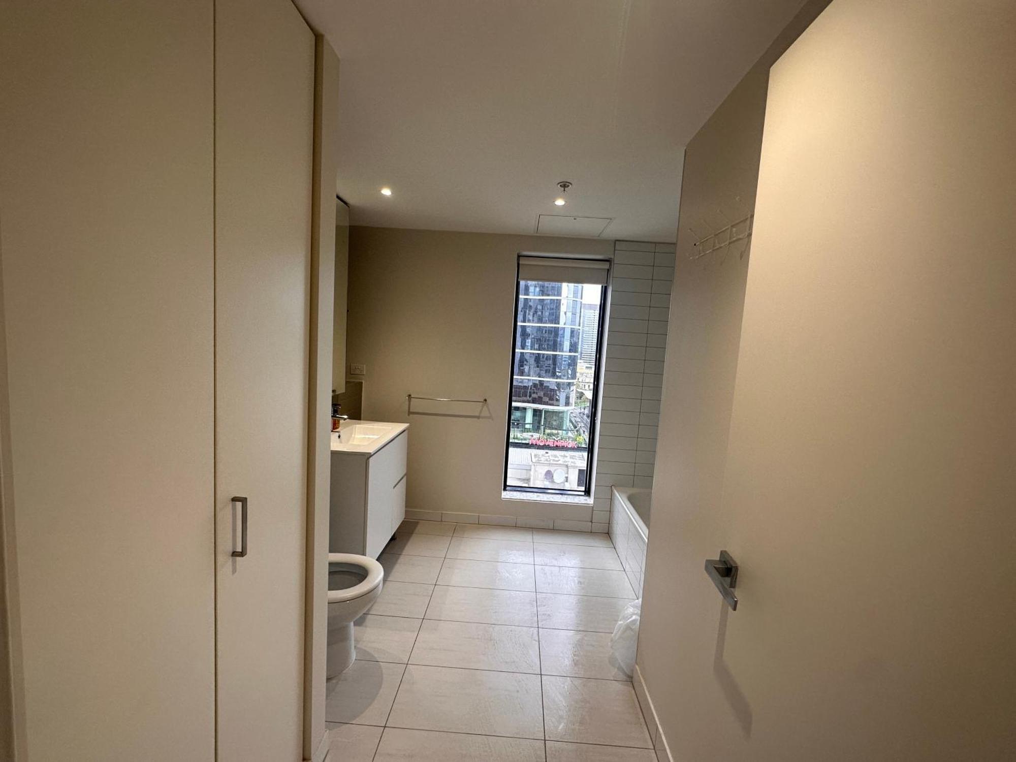 With Great Skyline Views, 1 Bed 1 Sofa-bed, 1 Bath Apartment Melbourne