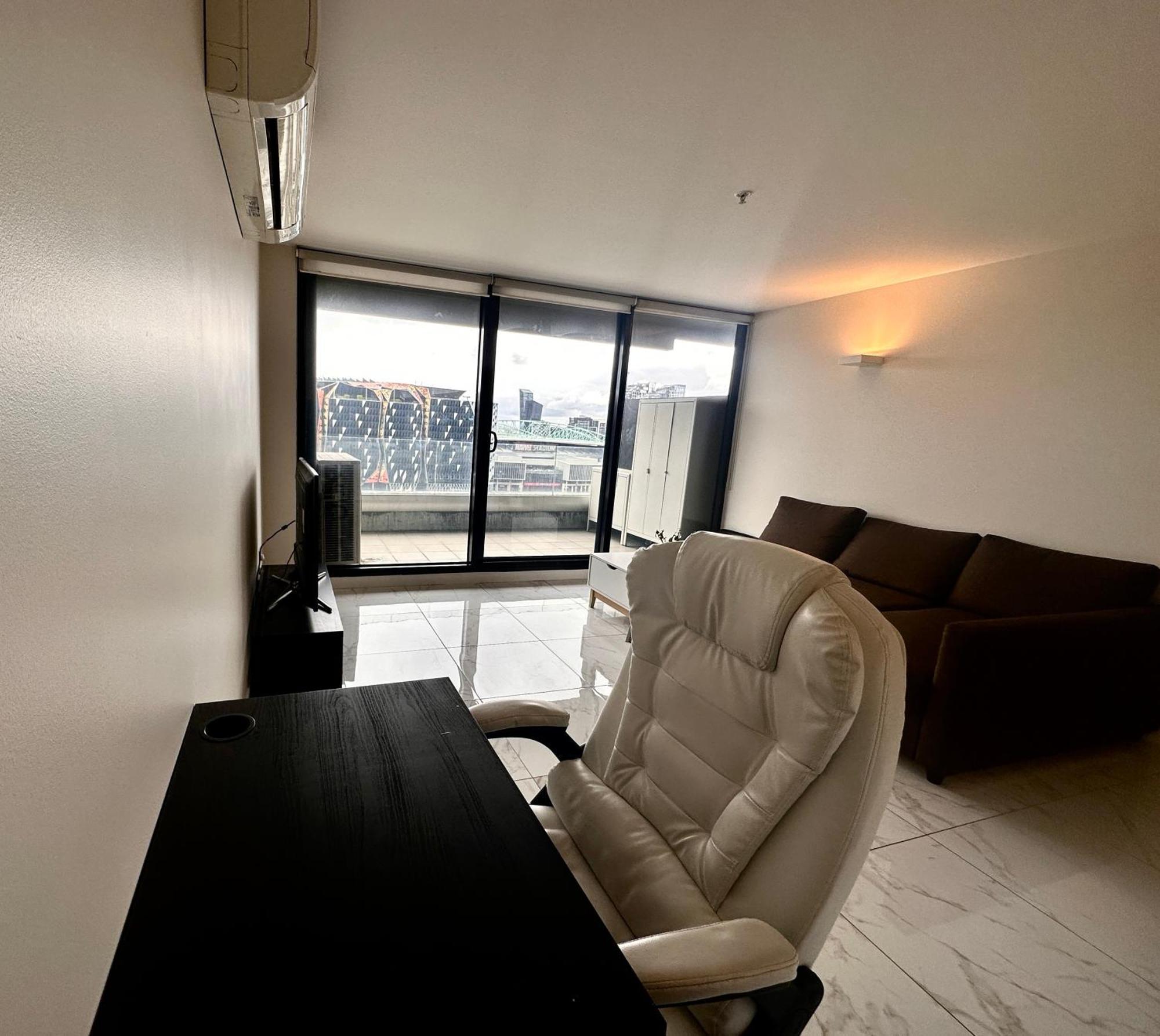 With Great Skyline Views, 1 Bed 1 Sofa-bed, 1 Bath * Melbourne