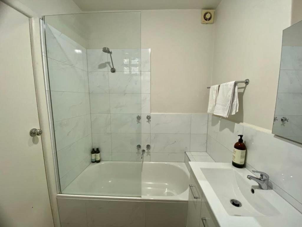 1 Bdrm With Parking, Walk To Apartment *