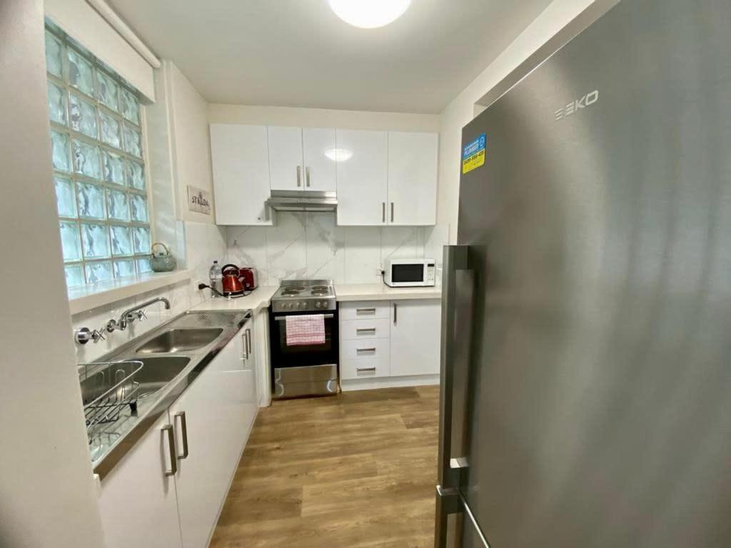 1 Bdrm With Parking, Walk To Apartment *