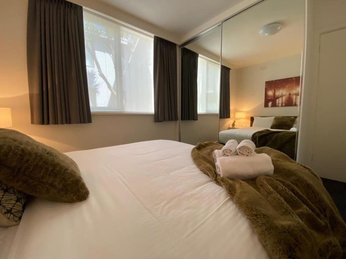 Apartment 1 Bdrm With Parking, Walk To *