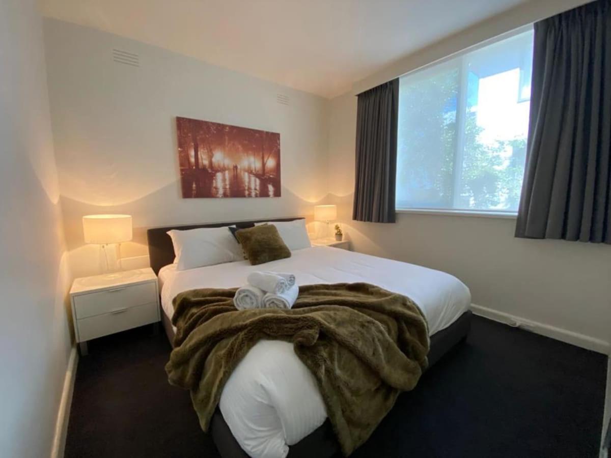 1 Bdrm With Parking, Walk To * Melbourne