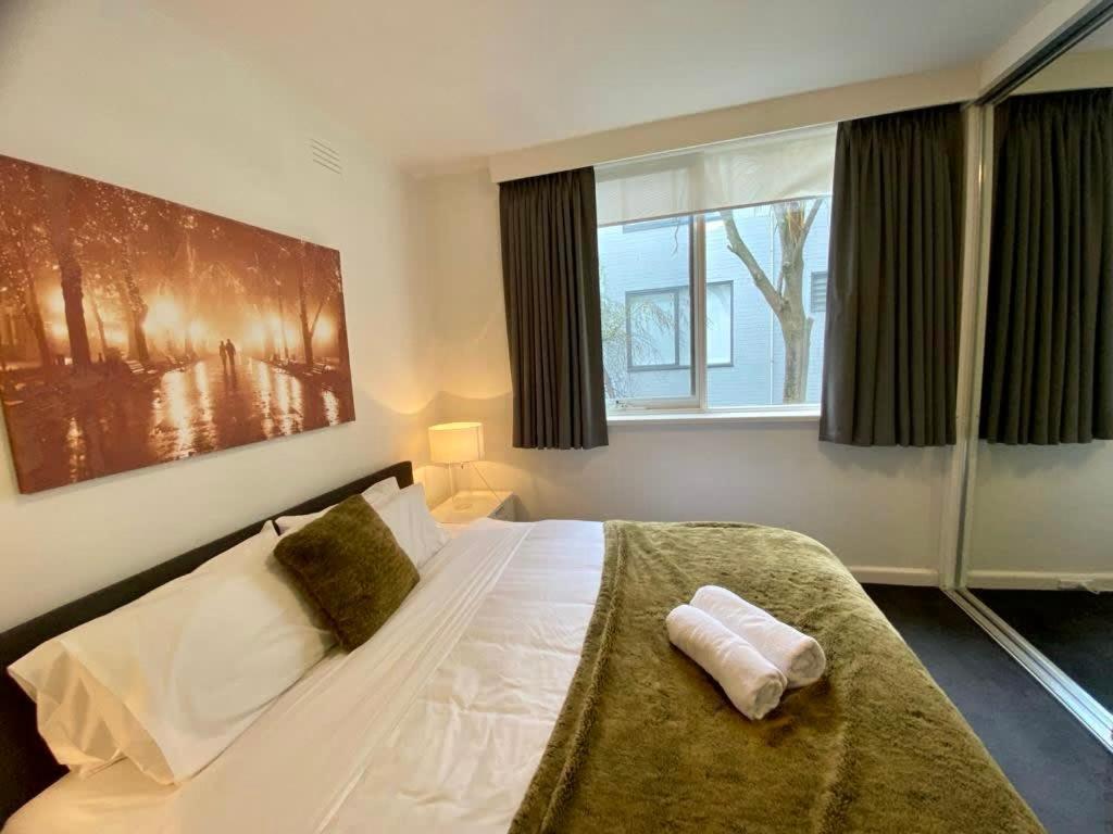 1 Bdrm With Parking, Walk To Apartment *