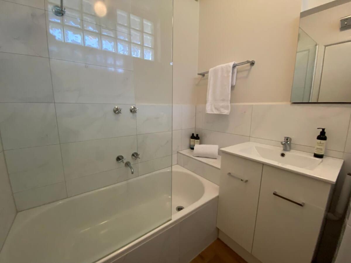 1 Bdrm With Parking, Walk To Apartment