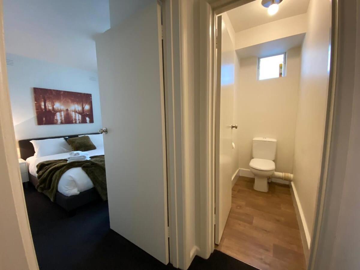 1 Bdrm With Parking, Walk To Apartment *