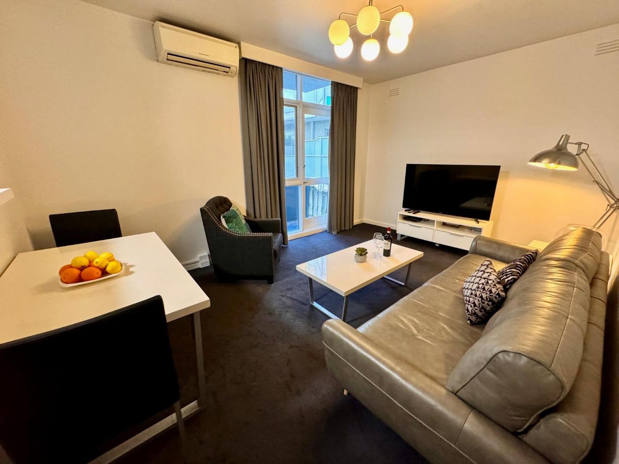 Apartment 1 Bdrm With Parking, Walk To *