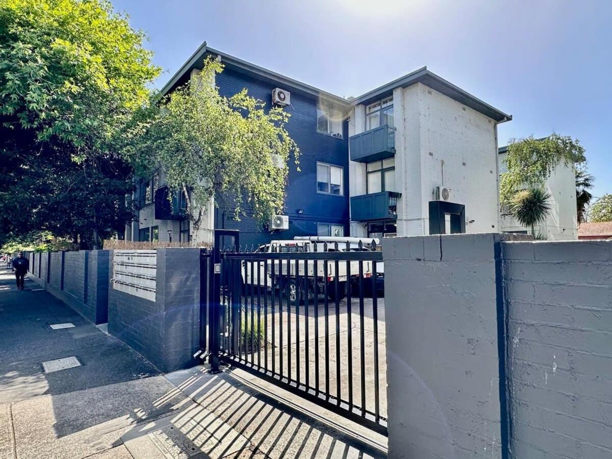 Apartment 1 Bdrm With Parking, Walk To