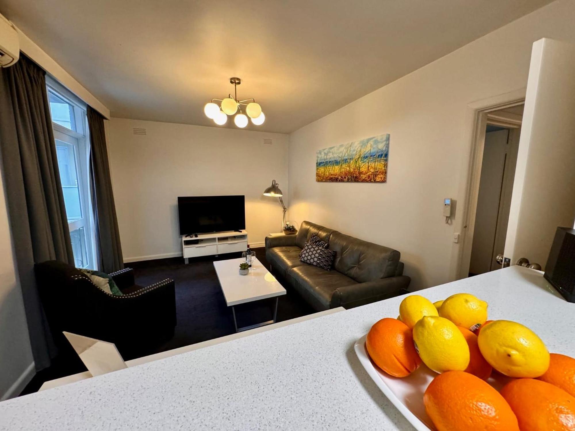 1 Bdrm With Parking, Walk To * Melbourne