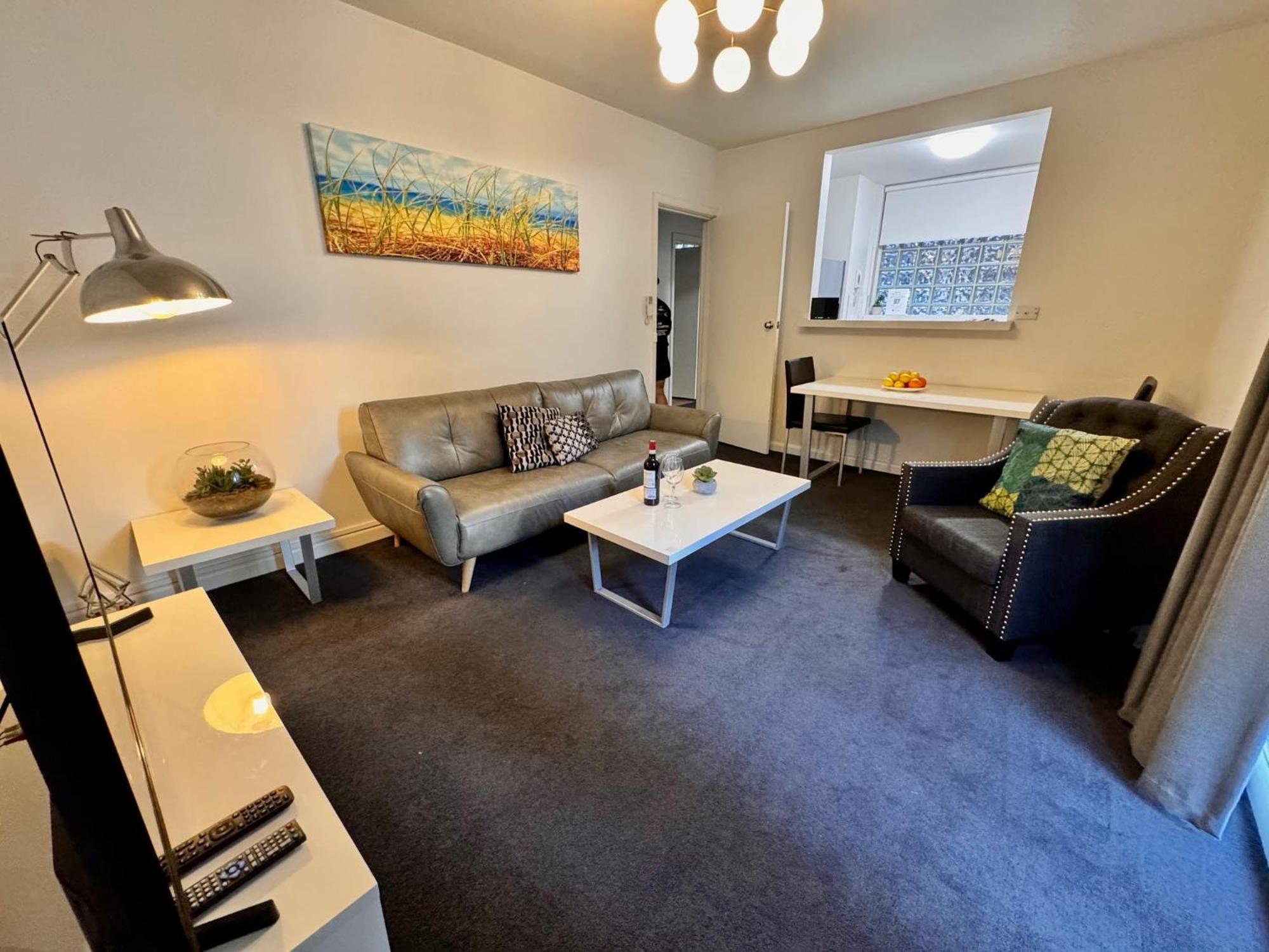1 Bdrm With Parking, Walk To * Melbourne
