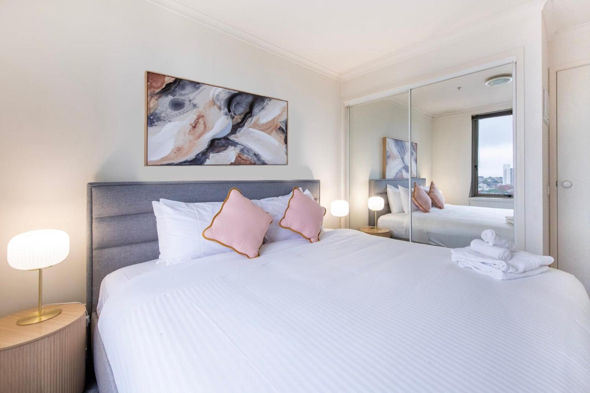 Cosy Gem; Tennis Court & Parking On St Kilda Rd Melbourne