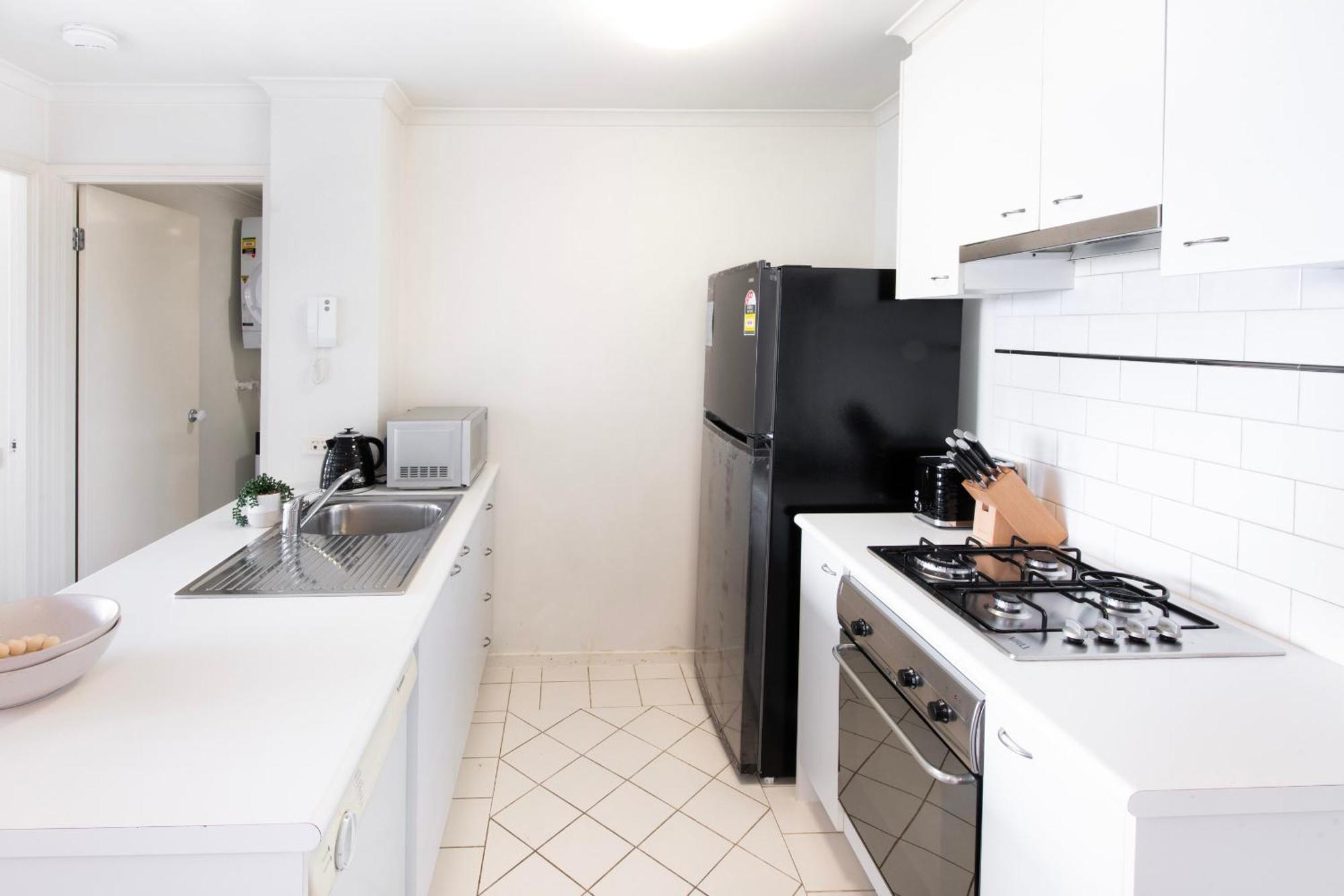 Cosy Gem; Tennis Court & Parking On St Kilda Rd *