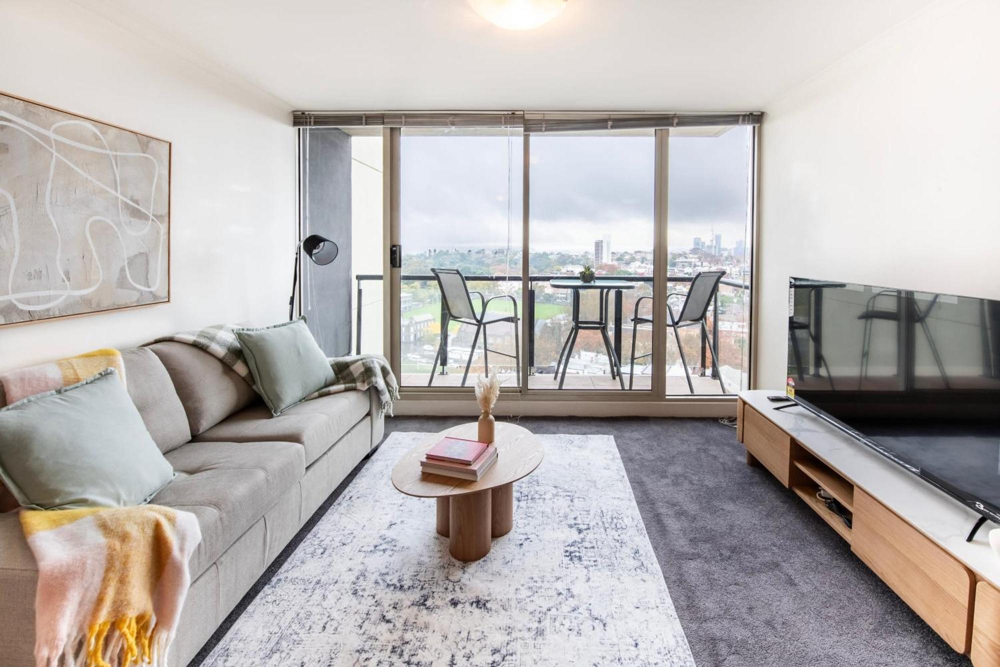 Cosy Gem; Tennis Court & Parking On St Kilda Rd