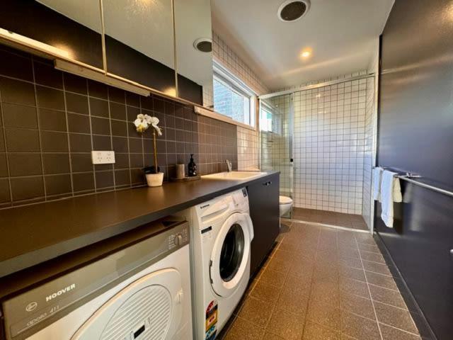 Spacious Carlton 1 Bedroom With Secure Parking