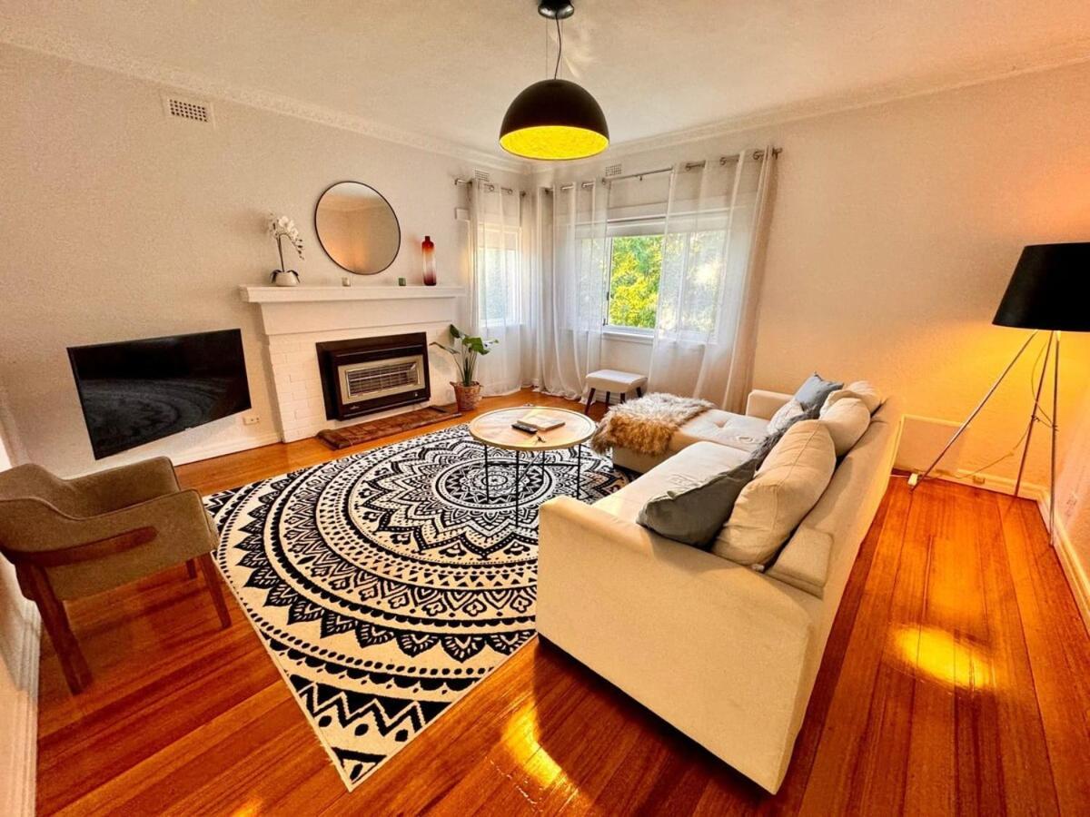 1 Bedroom Art Deco With Study Apartment Melbourne