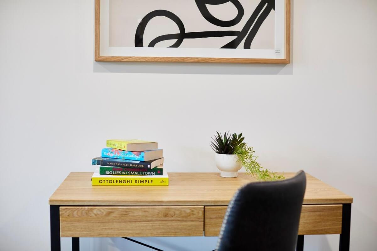 Apartment 2 Bdrm 2 Bthrm With Parking In Cbd Melbourne