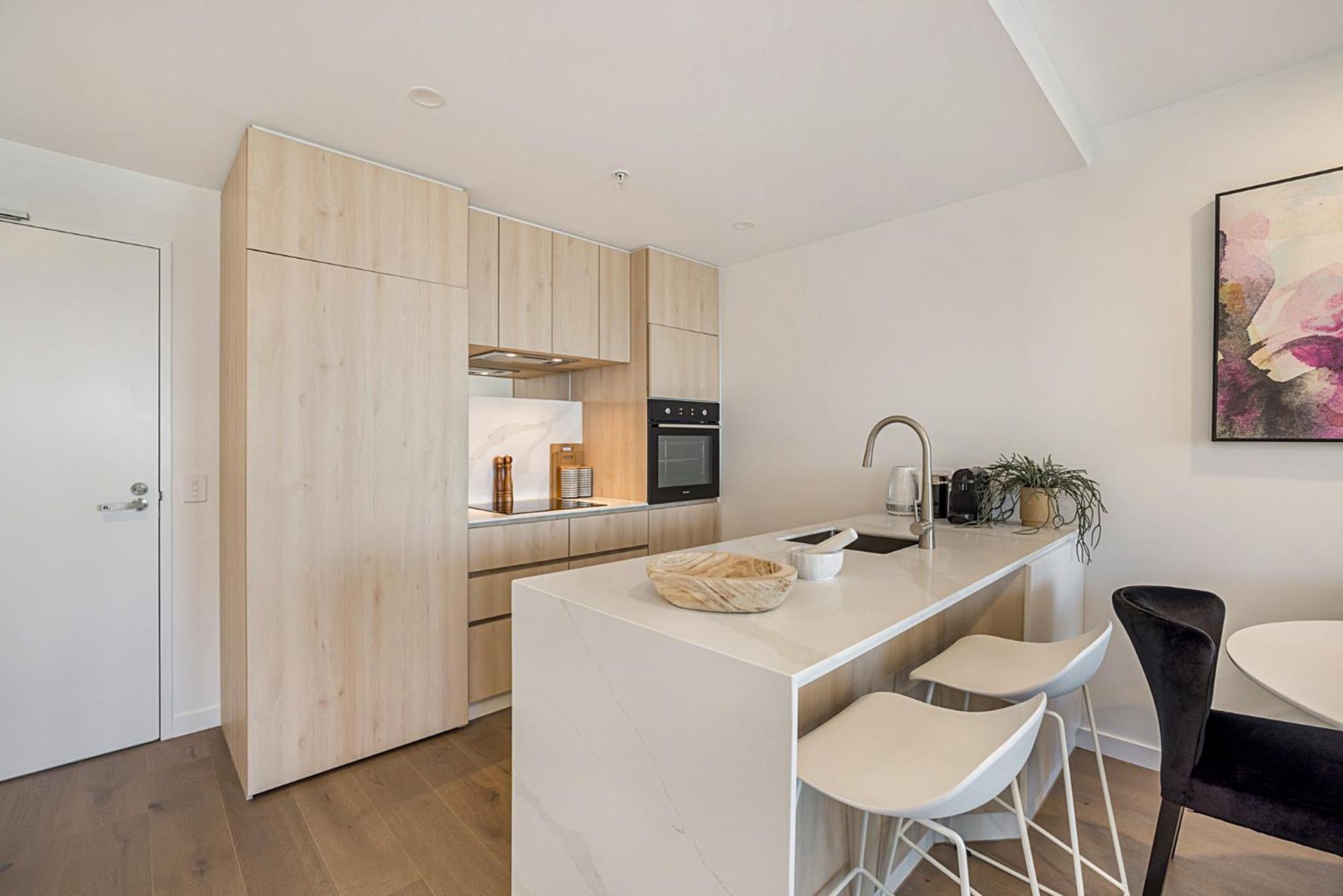 Chic 1-bed With Parking, Gym, Pool & Views * Melbourne