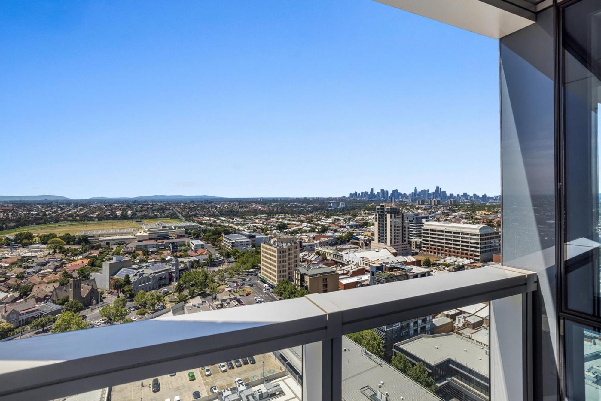Chic 1-bed With Parking, Gym, Pool & Views *