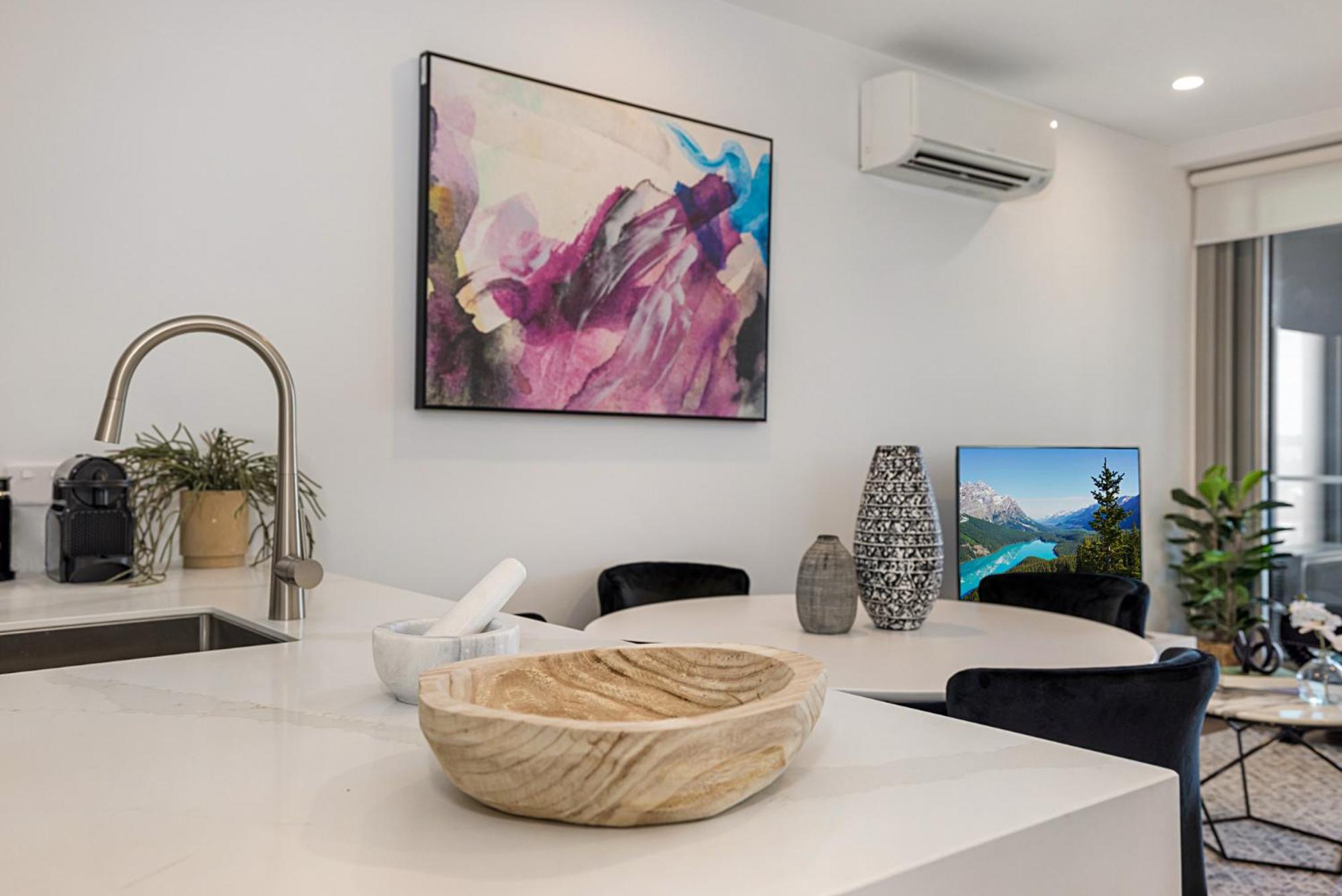 Chic 1-bed With Parking, Gym, Pool & Views * Melbourne