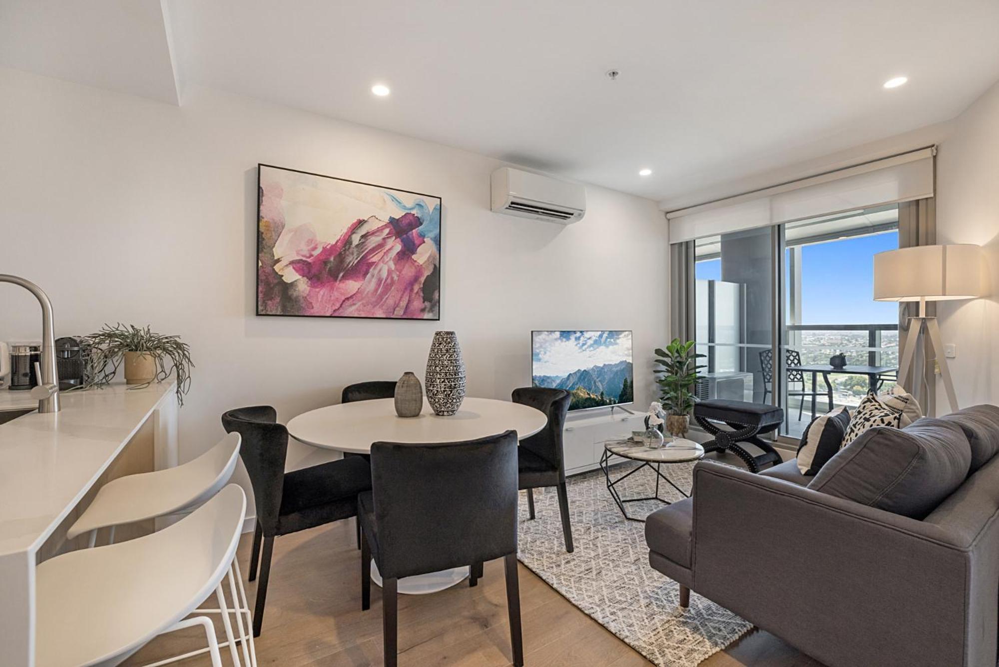 Chic 1-bed With Parking, Gym, Pool & Views *